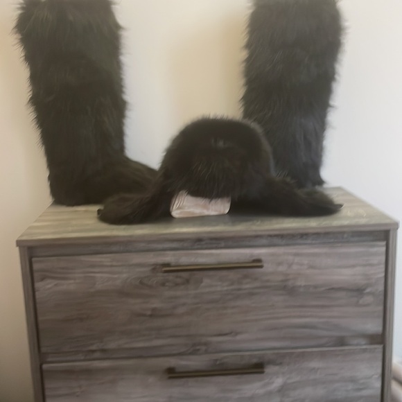 Gorgeous faux fur knee length boots with matching hat - Picture 4 of 4